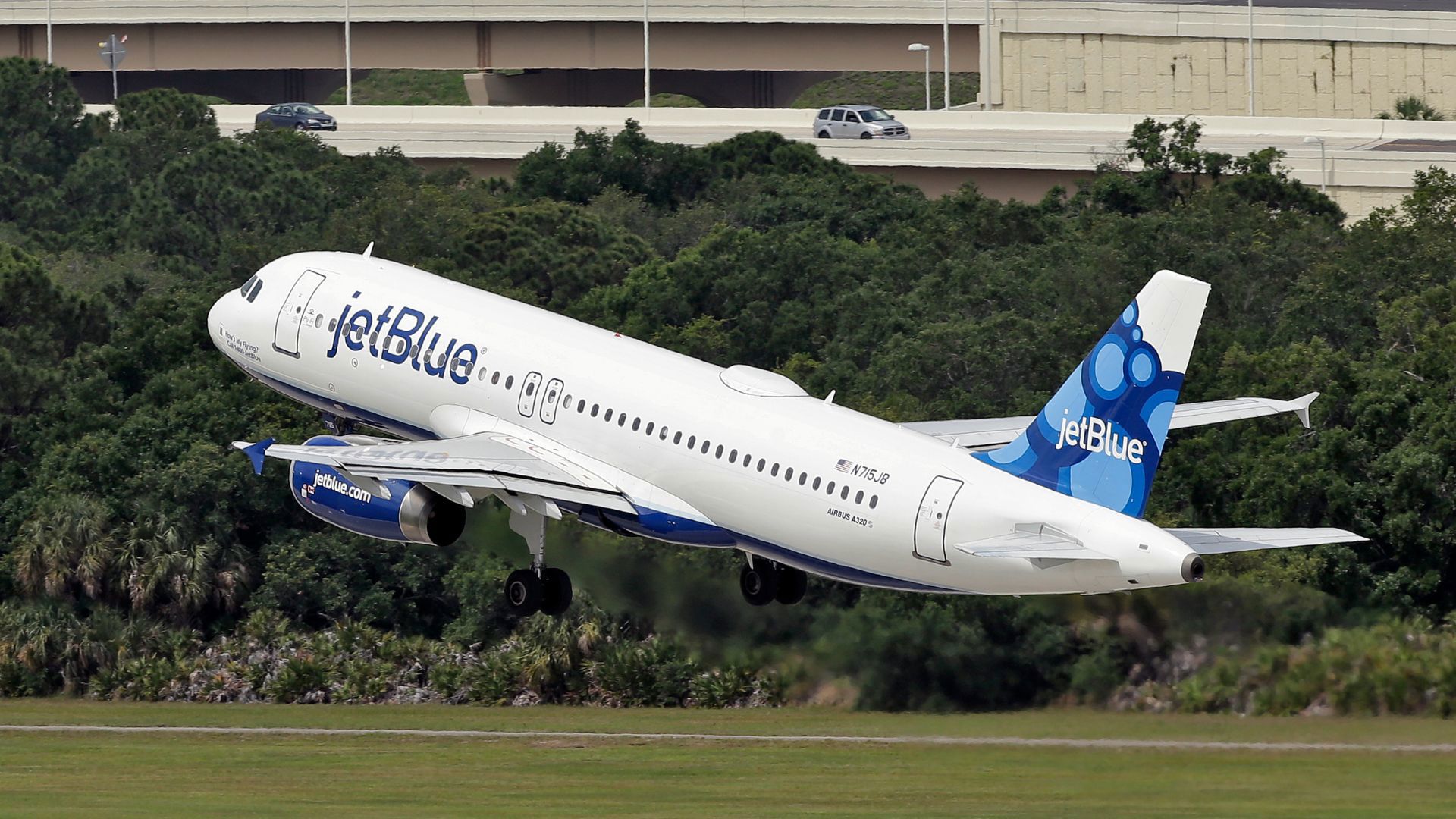 מטוס איירבוס A320-232 של ג'ט בלו איירווייז ממריא מפלורידה, 2014 (צילום: אי-פי)