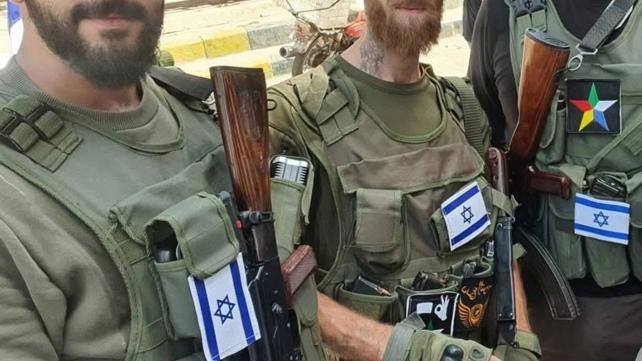 לוחמים דרוזים בסוריה עם דגלי ישראל