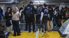 אנשים תופסים מחסה בחניון בזמן אזעקות בתל אביב. 09.03.26