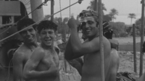 חיילים מתקלחים במקלחות ניידות