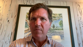 המגיש האמריקני השמרן האנטי-ישראלי טאקר קרלסון, בסרטון התנצלות בפני הנשיא יצחק הרצוג