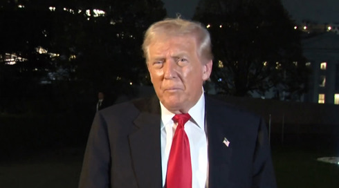 טראמפ מחלק כסף לאמריקנים