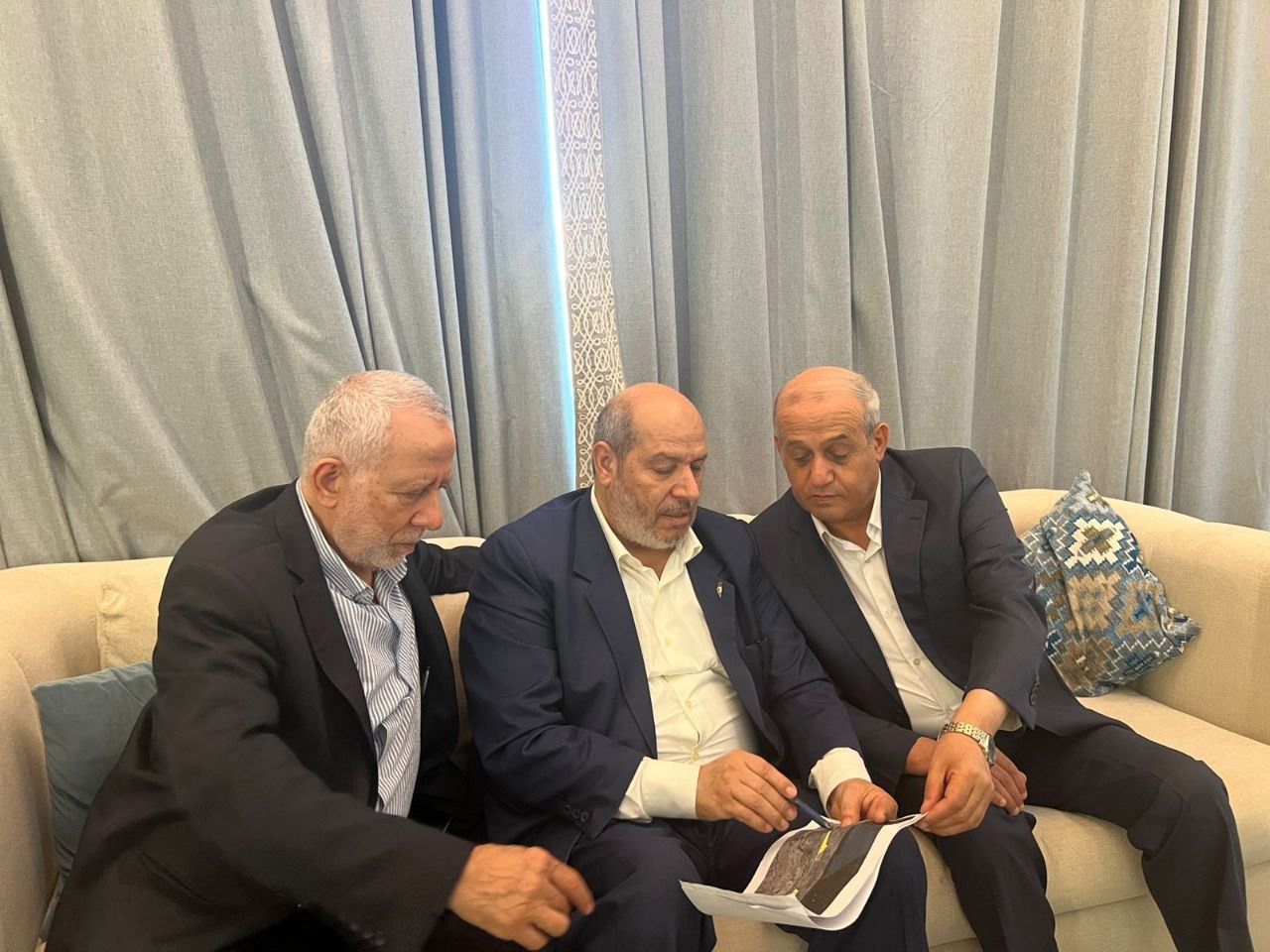 בכירי חמאס עם מפת הנסיגה של צה"ל