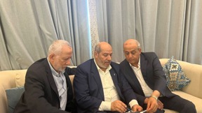 בכירי חמאס עם מפת הנסיגה של צה"ל