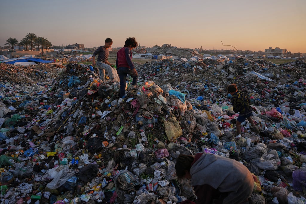 ילדים עזתים במזבלה במחנה הפליטים אל-בוריג' שבמרכז הרצועה, דצמבר 2025