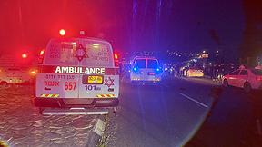 זירת פגיעת רקטה ששוגרה מלבנון ליד כרמיאל, אפריל 2026