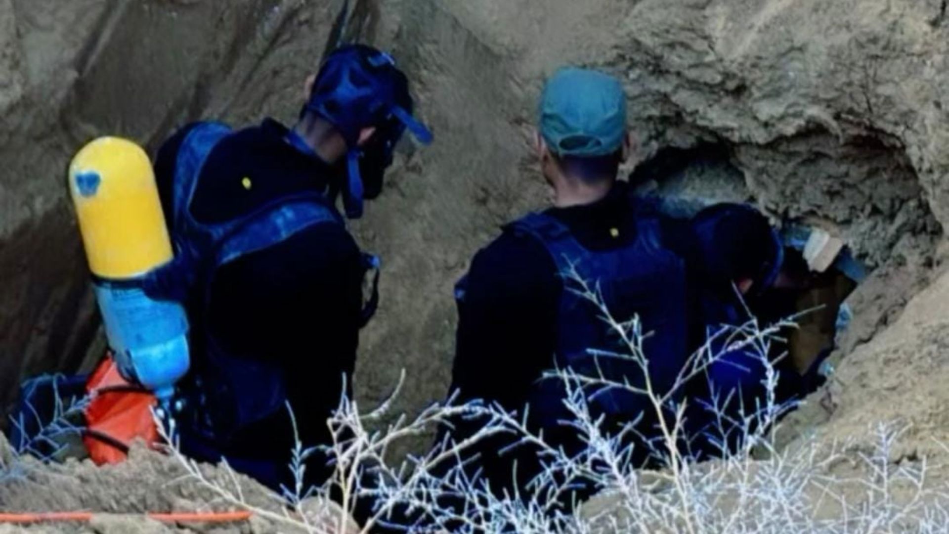 פעילי מיליציית אבו שבאב נכנסים למנהרה עם ציוד ובלון חמצן