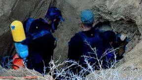 פעילי מיליציית אבו שבאב נכנסים למנהרה עם ציוד ובלון חמצן