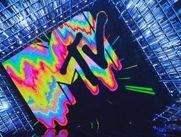 לוגו MTV על במת טקס פרסי ה-VMA בלוס אנג'לס, 2015