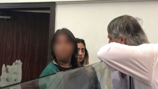 החשודה עם עורך דינה בבית המשפט