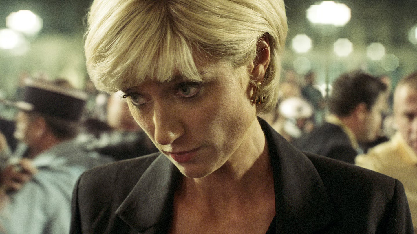 אליזבת דביקי בתפקיד הנסיכה דיאנה, מתוך "הכתר"