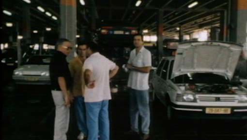 רכב במוסך עם בעלי רכבים נוספים. 29.8.1988