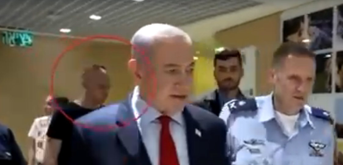 אלי פלדשטיין בפמליית ראש הממשלה בנימין נתניהו בבור חיל האוויר בקריה