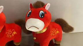 תשכחו מלבובו: בובת הסוס שנוצרה בטעות והפכה ללהיט ברחבי סין