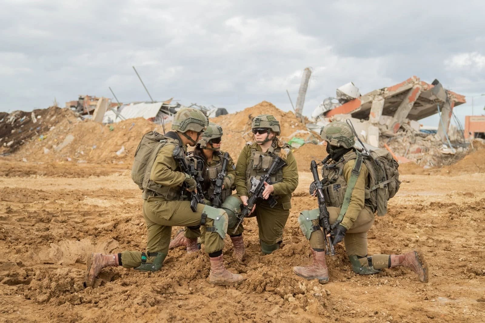 לוחמות צה"ל בפעולה