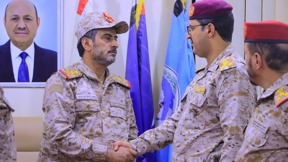 הקצין הבכיר שערק משורות החות'ים (משמאל)