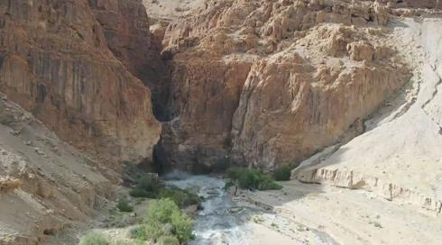 אורי לוי בדרכים: עקב הסערה המשוגעת של אפריל, בין אילת הנצורה לאסון בערבה