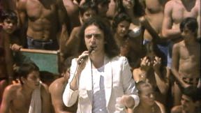 צביקה פיק מופיע בחוף הים. 1980