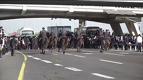 עימותים אלימים בכבישים, מפגין נפצע קשה מדריסה: הכאוס בהפגנות החרדים