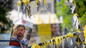 תמונתו של החטוף האחרון רן גואילי בכיכר החטופים בתל אביב