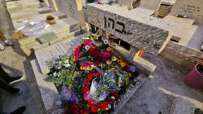 קברו של הזמר אדם בבית העלמין שדה יהושע, הערב