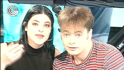 אדם ומירב מיכאלי מביטים למצלמה. 9.5.1996