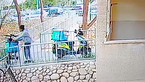 תופעה חדשה? צעירים חיכו ששליח ה"וולט" ילך - וגנבו משלוחי אוכל 