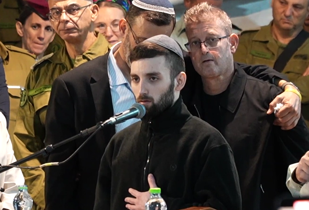 שורד השבי מתן אנגרסט בהלווייתו של מפקדו, סרן דניאל פרץ