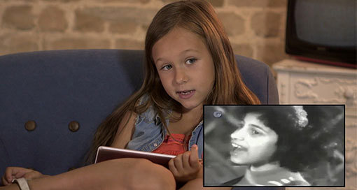 ילדה צופה ב"חתול שמיל". 2016