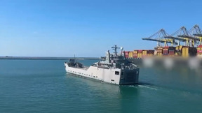 האמת מאחורי משטי הסיוע: תיעוד מיוחד של לוחמי שייטת 13 בלב ים