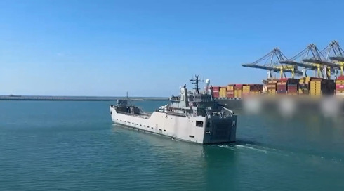 האמת מאחורי משטי הסיוע: תיעוד מיוחד של לוחמי שייטת 13 בלב ים