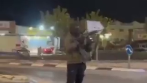 חמושים יורים באין מפריע לעבר מרכז מסחרי