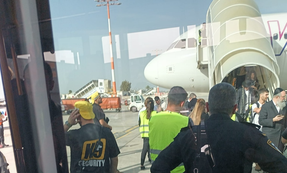מטוס וויז לאחר הנחיתה בנתב"ג