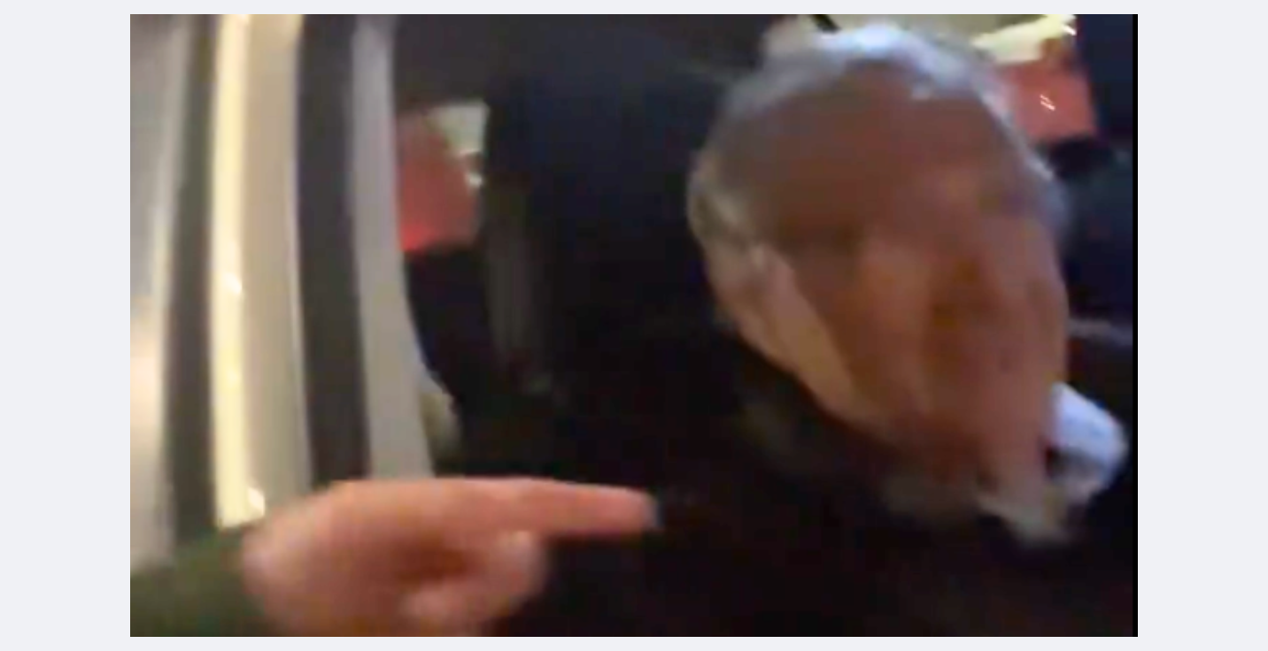 פעיל הימין מרדכי דוד חוסם את נשיא העליון לשעבר אהרן ברק, ינואר 2026