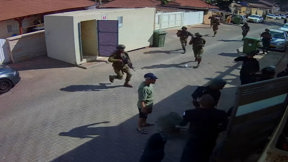 הקרבות בין הבתים והמחבלים שהתבצרו עם בני ערובה: תחקיר ה-7 באוקטובר באופקים