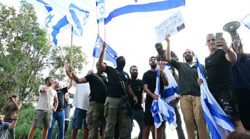 עורך הדין המייצג כמה מהחשודים בהתעללות במחבל: "לא ידוע מה החשדות נגדם. למה רעולי פנים עצרו אותם?"