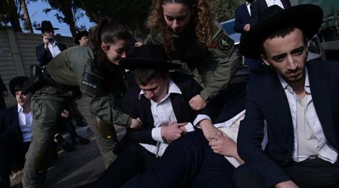בשל כנס לחיילים חרדים: עשרות מפגינים מבצעים חסימות בירושלים