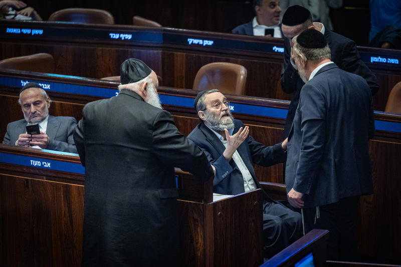 חברי הכנסת יצחק פינדרוס, משה גפני ויצחק גולדקנופף בכנסת, יולי 2025