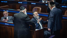 חברי הכנסת יצחק פינדרוס, משה גפני ויצחק גולדקנופף בכנסת, יולי 2025