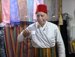 הלביש את הרב עובדיה יוסף ואת האפיפיור: הסוחר מסוריה שהפך למלך הבדים של ירושלים
