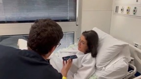 אליזבט צורקוב משוחחת עם בנימין נתניהו בטלפון