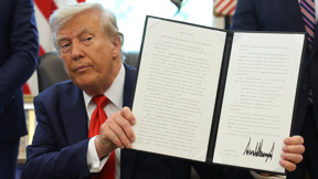 דונלד טראמפ מציג את הצו הנשיאותי עליו חתם 25.8.25
