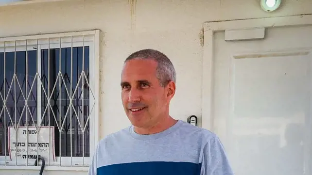 ח"כ חנוך מילביצקי יוצא מחקירתו בלהב 433