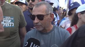 נדב ארגמן בהפגנה