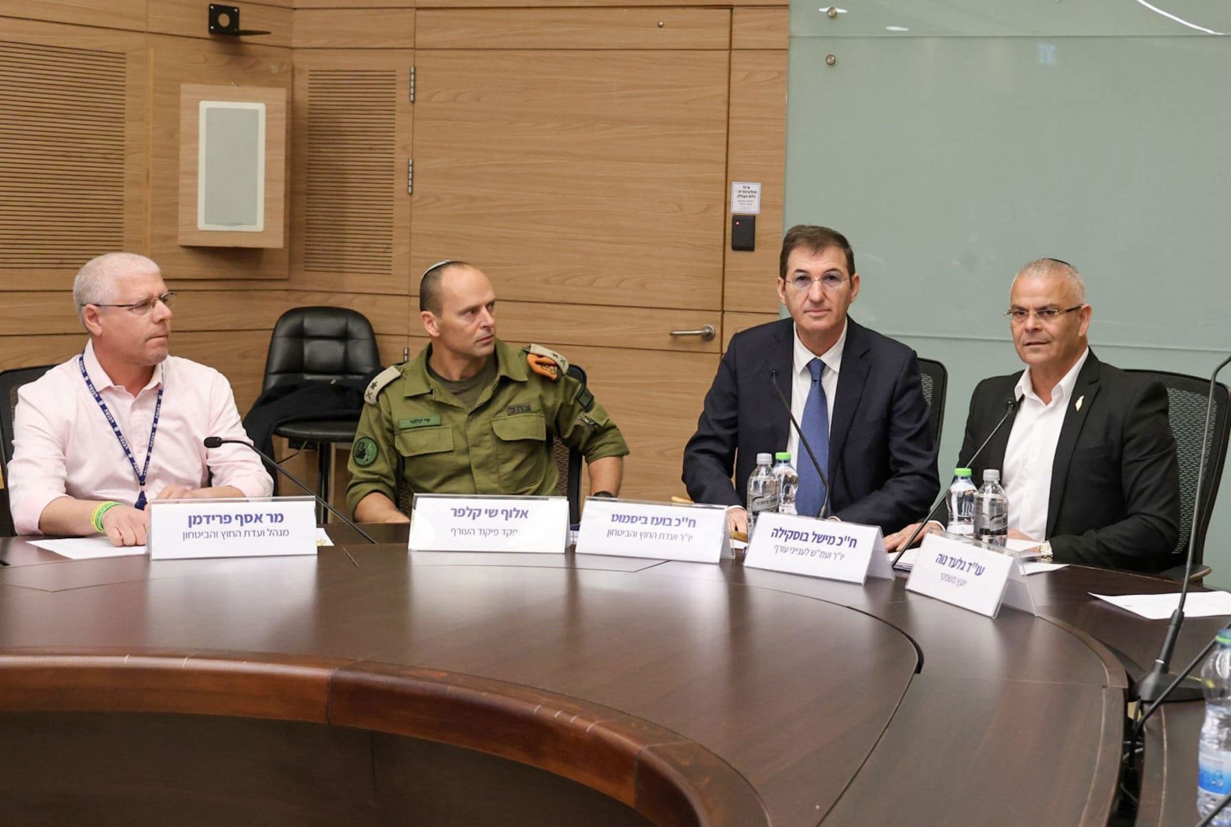 אלוף פיקוד העורף שי קלפר בדיון בוועדת החוץ והביטחון של הכנסת בראשות ח"כ בועז ביסמוט
