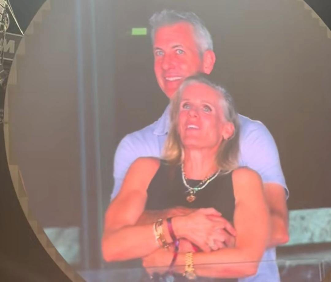 אנדי ביירון וקריסטין אבוט על מסך ההופעה