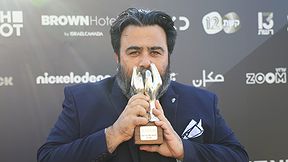 רוני קובן עם הפסלון בו זכה, הערב