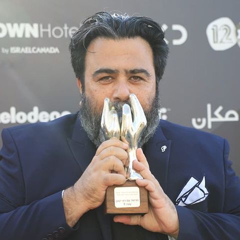 רוני קובן עם הפסלון בו זכה, הערב