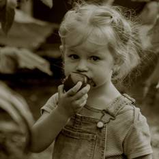 ילדה אוכלת עגבניה