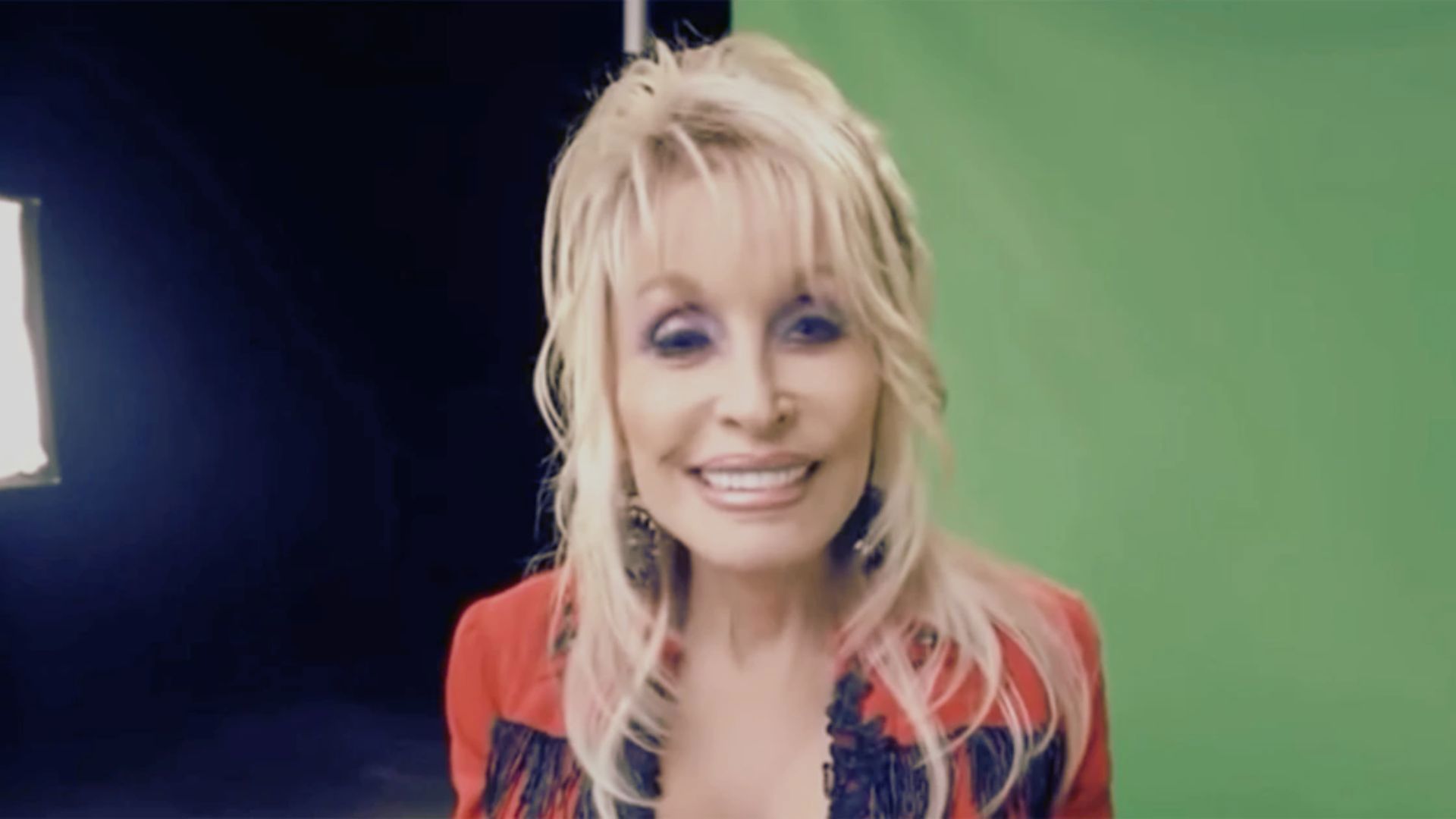 דולי פרטון בסרטון שפרסמה, הערב